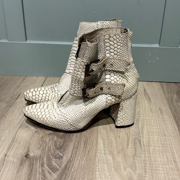 Freebird Joey booties cream snakeskin women's size 8 - Picture 1 of 6